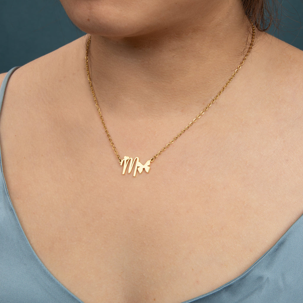 Personalisierte Initialenkette mit Schmetterling und Herz